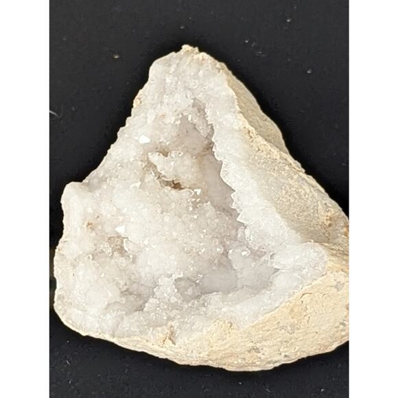 Geode rock druzy,White crystal10-20 mm tall 45x40x40mm Wid Triangle shape NWOT - Picture 1 of 10